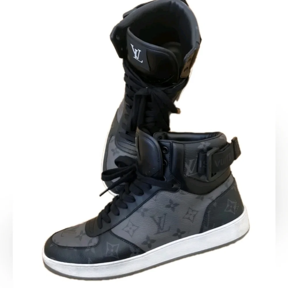 LOUIS VUITTON LV RIVOLI (UNISEX) SNEAKERS EU 40 US MENS 7.5 US WMNS SIZE 9 (EUC)